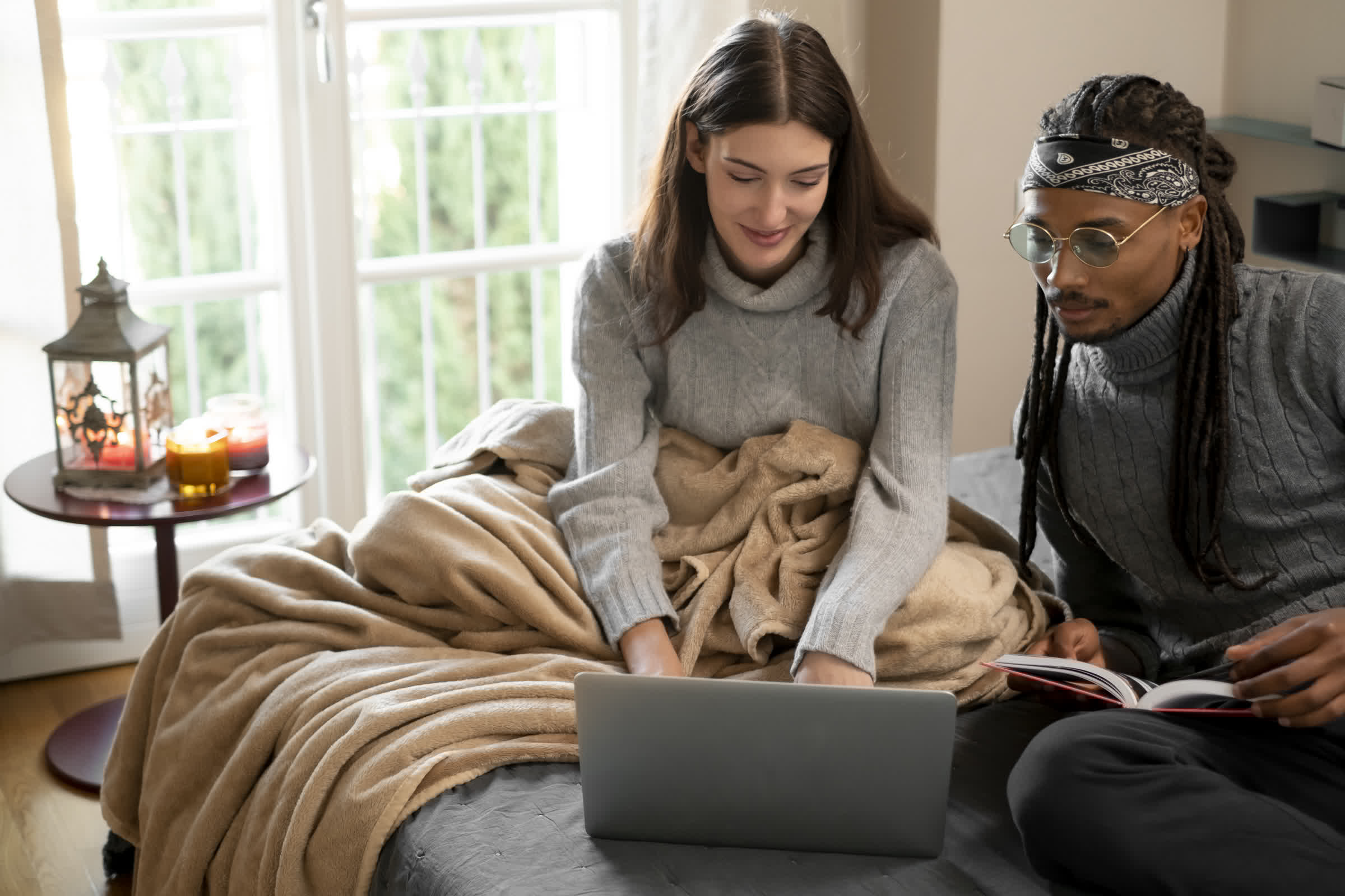 resized_close-up-people-working-laptop