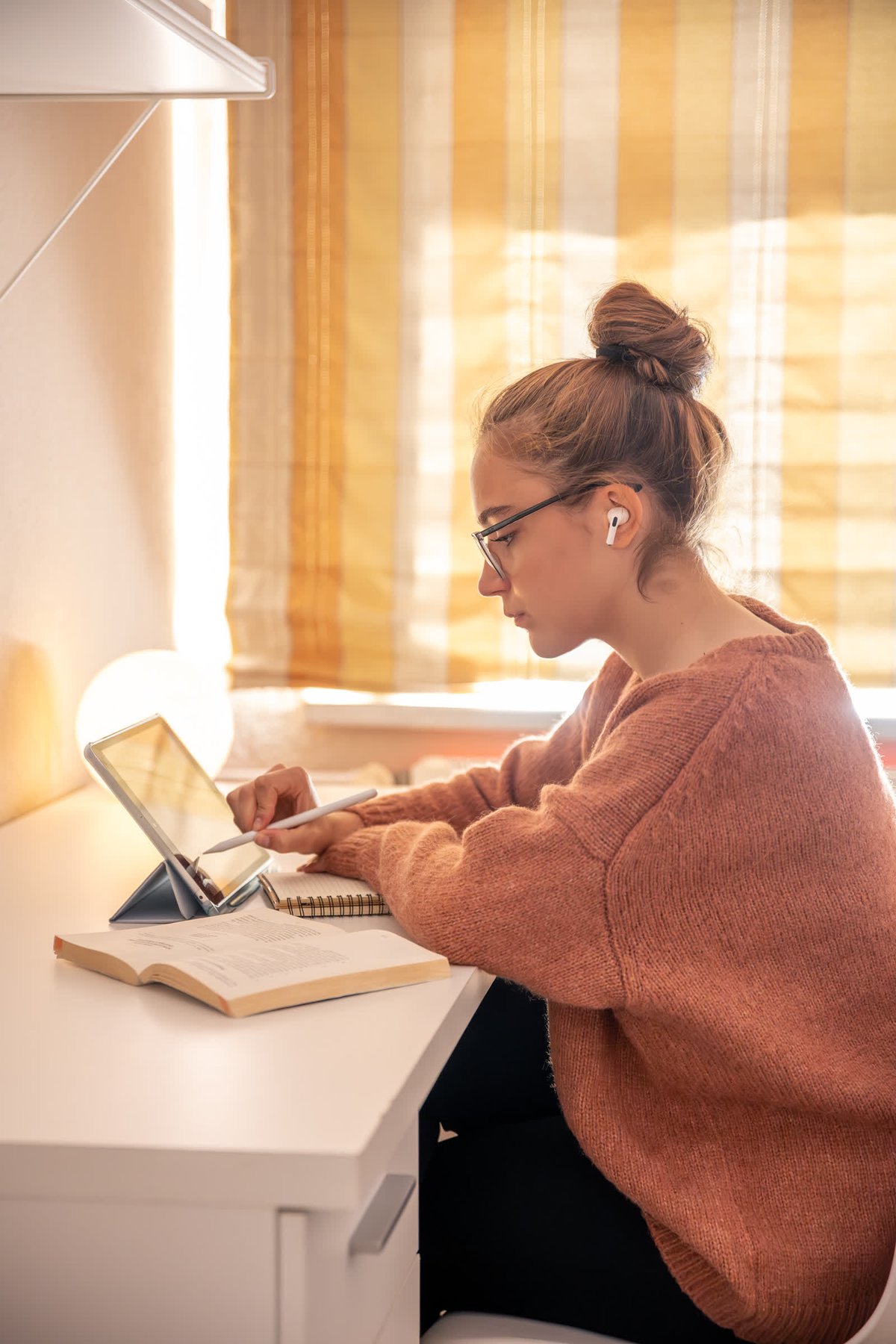 resized_girl-student-is-talking-phone-home-conversation-phone