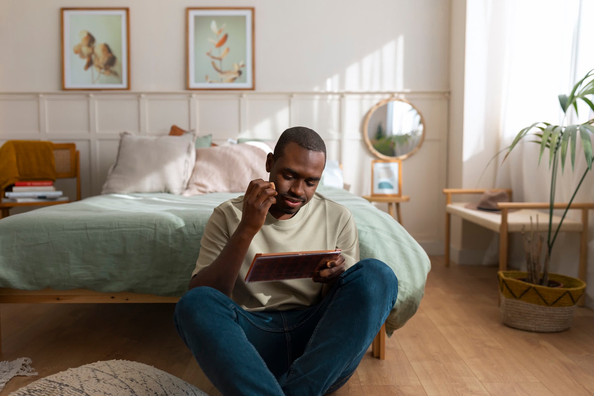 resized_man-doing-makeup-indoors