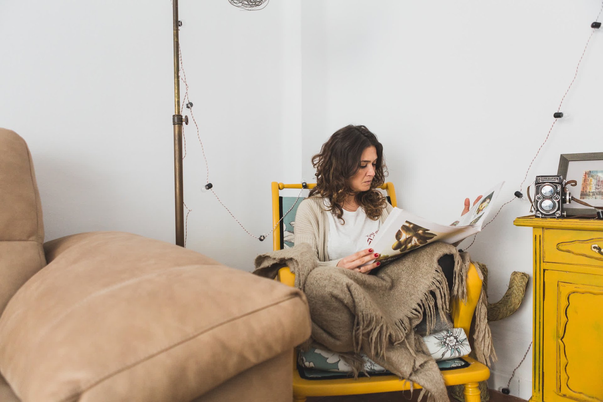 resized_relaxed-woman-reading-newspaper