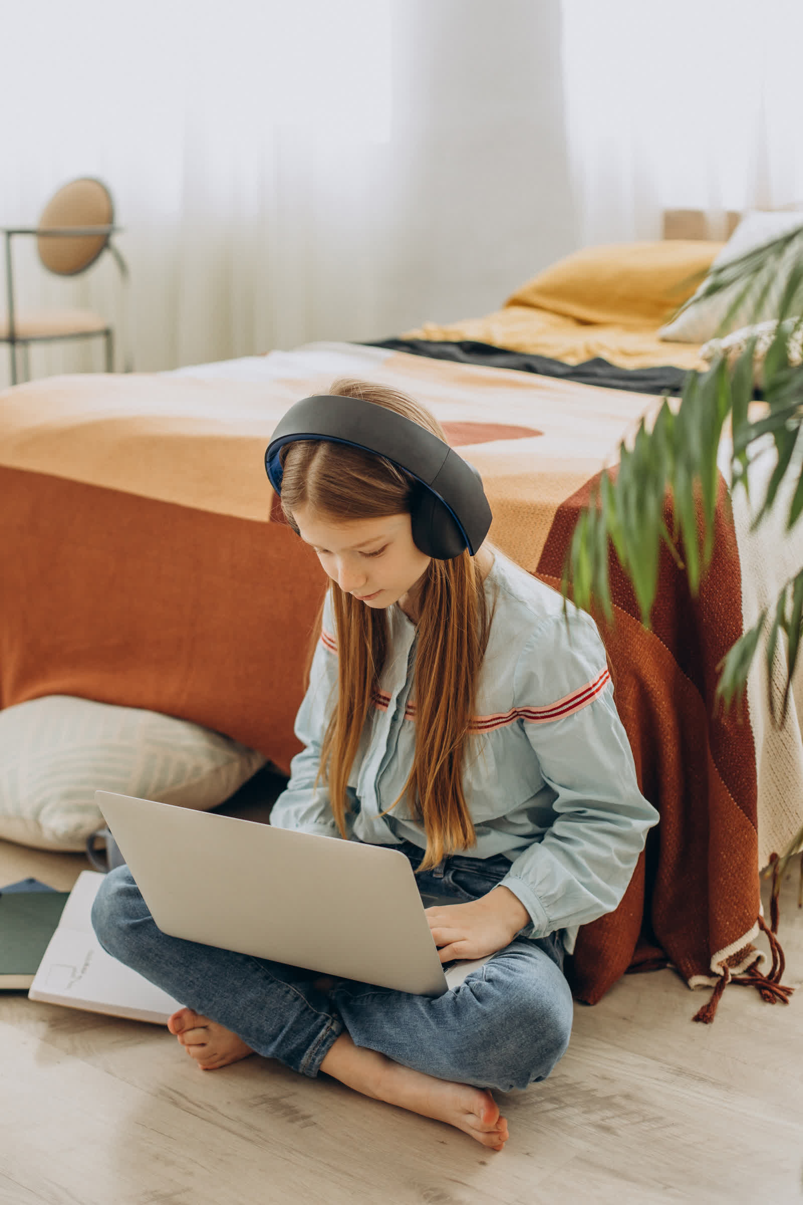 resized_school-girl-studying-home-distant-learning