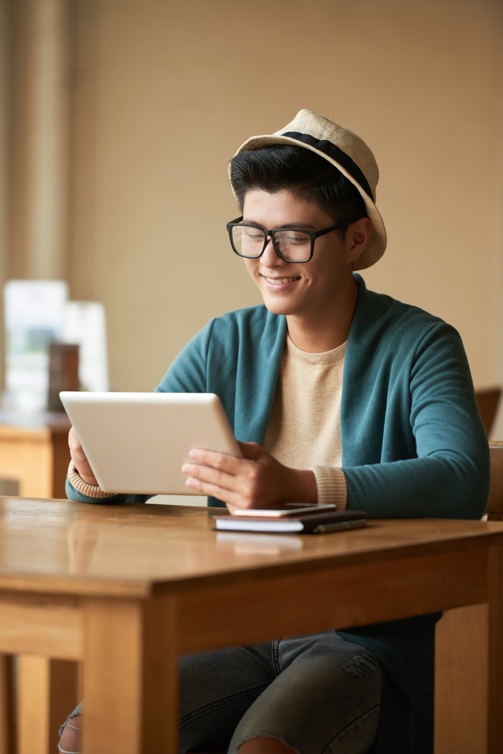 resized_watching-videos-digital-tablet